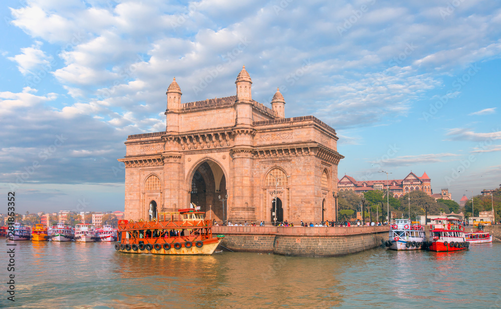 Fototapeta premium Brama Indii i łodzie widziane z portu - Bombaj, Indie