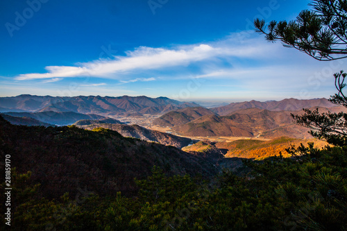 산 위에서 바라보는 산 봉우리 전경 a view of a mountain peak from the top of a mountain.