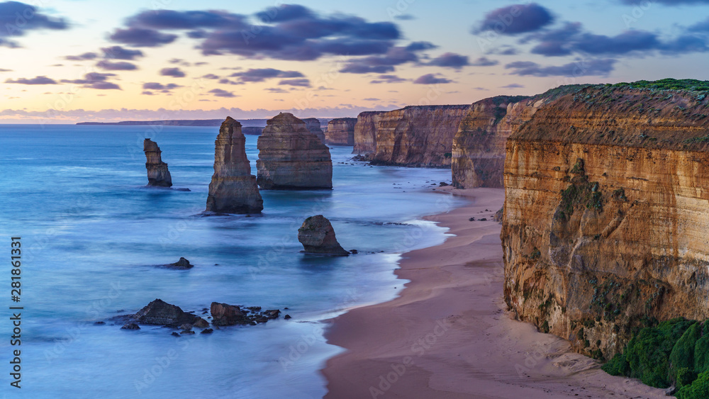 Obraz premium twelve apostles at sunset,great ocean road at port campbell, australia 188