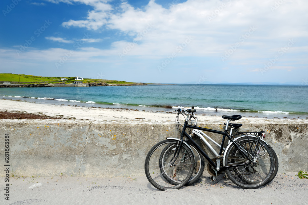Obraz premium Wide sandy beach on Inishmore, the largest of the Aran Islands in Galway Bay, Ireland. Famous for its Irish culture, loyalty to the Irish language, and a wealth of ancient sites.