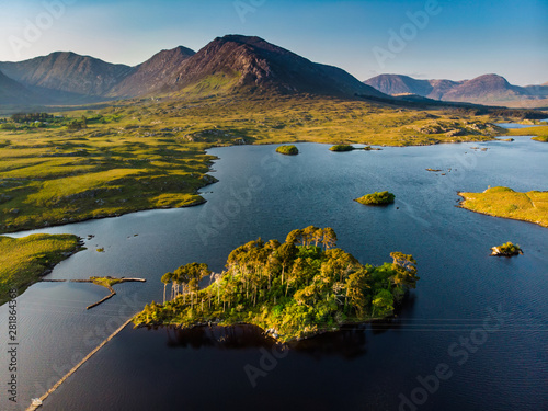 Fotografie Twelve Pines Island, standing on a gorgeous background formed by the sharp peaks