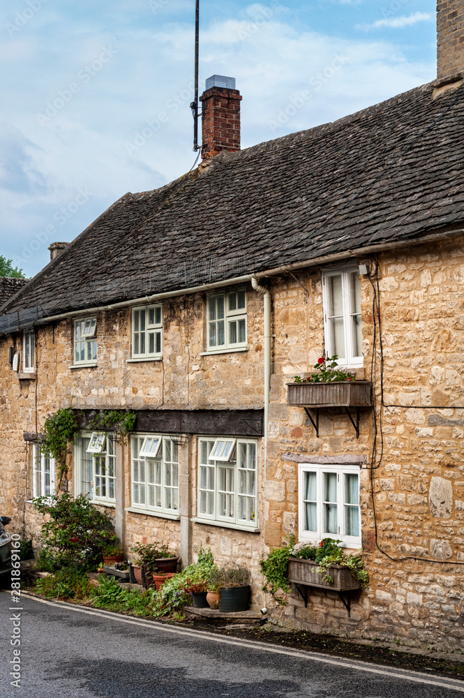 Romantic stone cottages  in the lovely Burford village, Cotswolds, Oxfordshire, England 