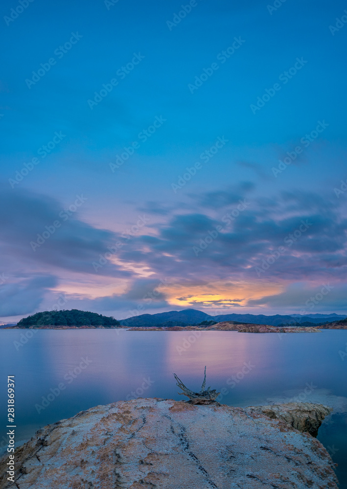 Fototapeta premium Amanecer en el embalse de Guatapé
