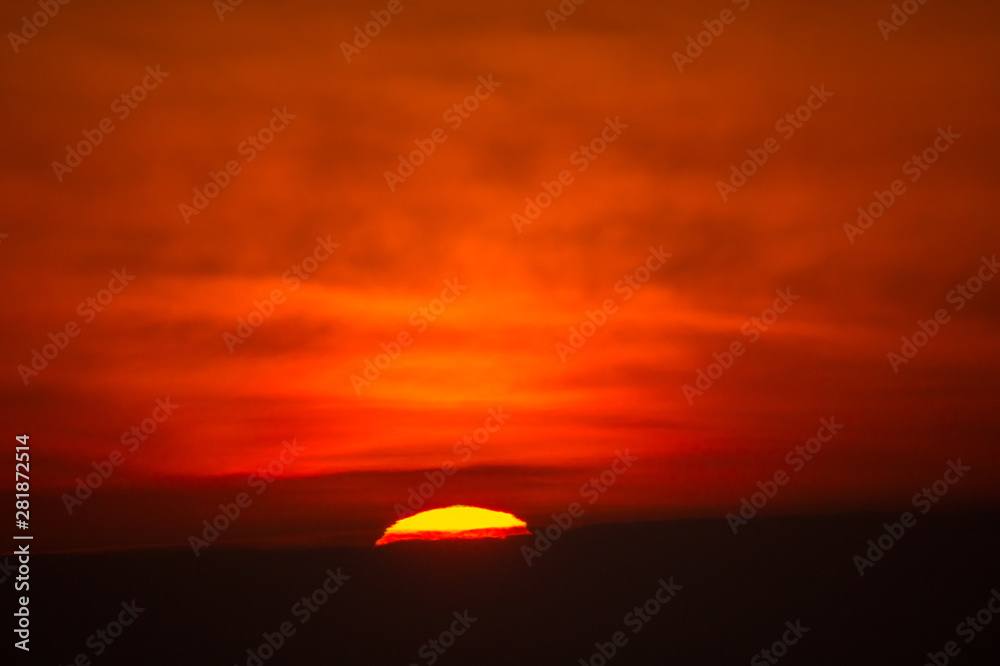 日の出の太陽が顔を出すDSC0747