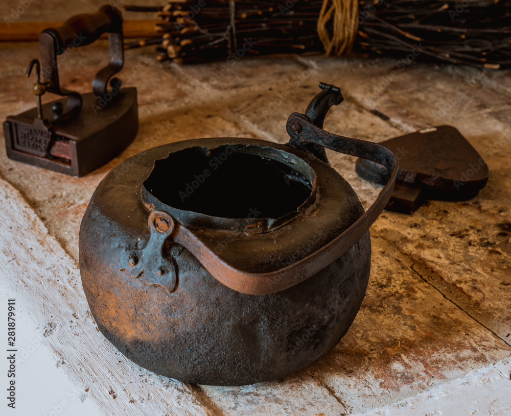 Stary metalowy czajnik do gotowania wody na ogniu Stock Photo | Adobe Stock