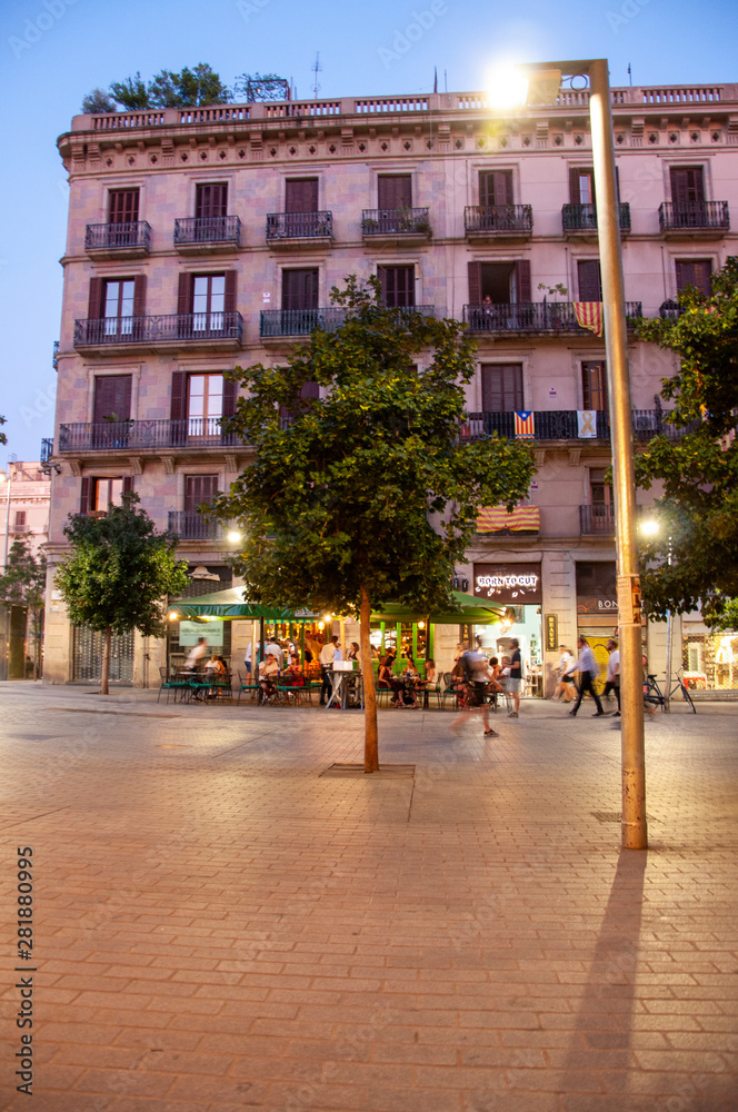 Arbol en el medio de la ciudad