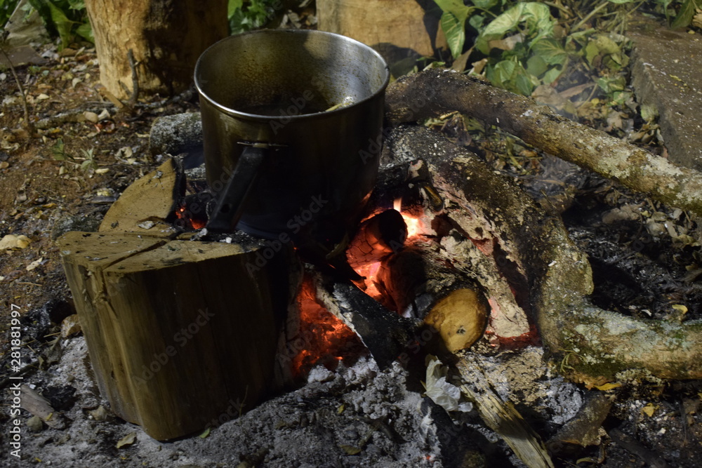 Panela na fogueira. Cozinha ao ar livre Panela na fogueira. Cozinha ao ar livre