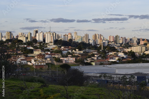 Horizonte de cidade com prédio de concreto. São Carlos
