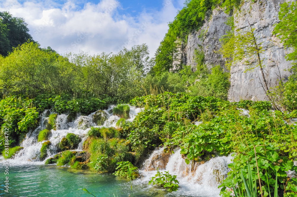Obraz premium Beautiful Plitvice Lakes National Park in Croatia during the summer. Waterfalls and lakes complete this lush wonderland.