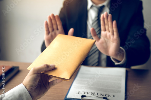 Cuadro en lienzo Businessmen are holding cash envelopes in order to bribe with the investment project participants corruption concept