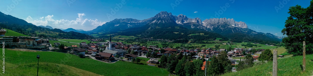 Berg Panorama vom Wiler Kaiser im Tirol. Die Stadt Ellmau im Vordergrund.