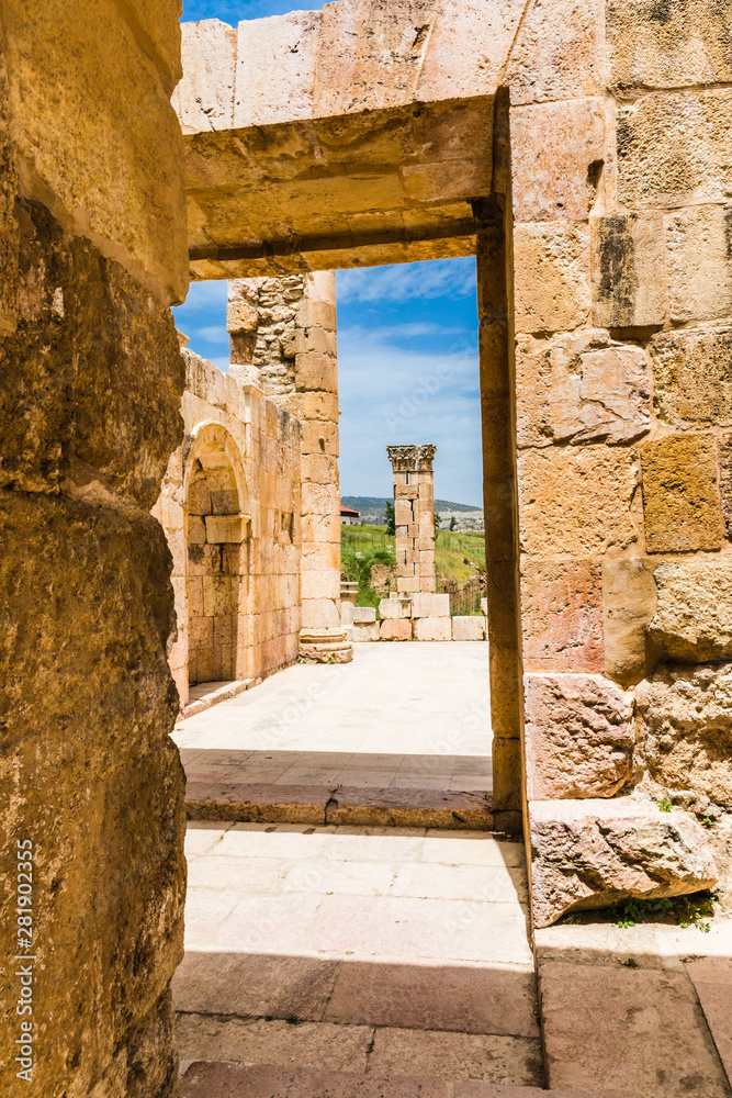 Obraz premium The ruins of Jerash in Jordan are the best preserved city of the early Greco-Roman era, it is the largest acropolis of East Asia. The North Theatre