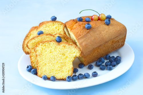 Kastenkuchen mit Heidelbeeren photo