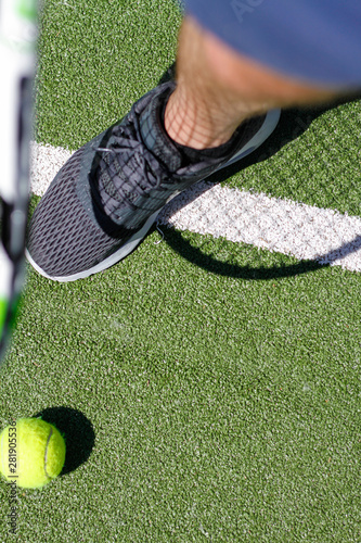Tennisspieler mit Sportschuhen Schläger und Tennisball auf Tennisplatz Spiel