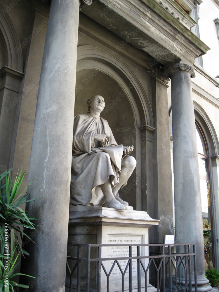 Fototapeta premium statue in the columns