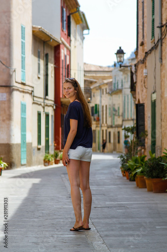 Junge schöne Frau in einer Häuser-Gasse der Altstadt Alcudia Mallorca Spanien Shopping Sight Seeing 
