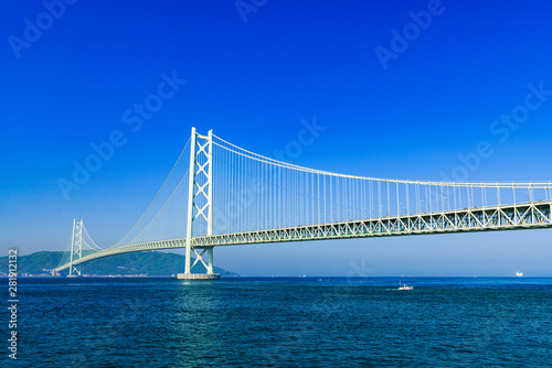 [兵庫県の風景] 快晴の青空をバックに撮影した神戸と淡路を結ぶ明石海峡大橋（別名：パールブリッジ） © show999