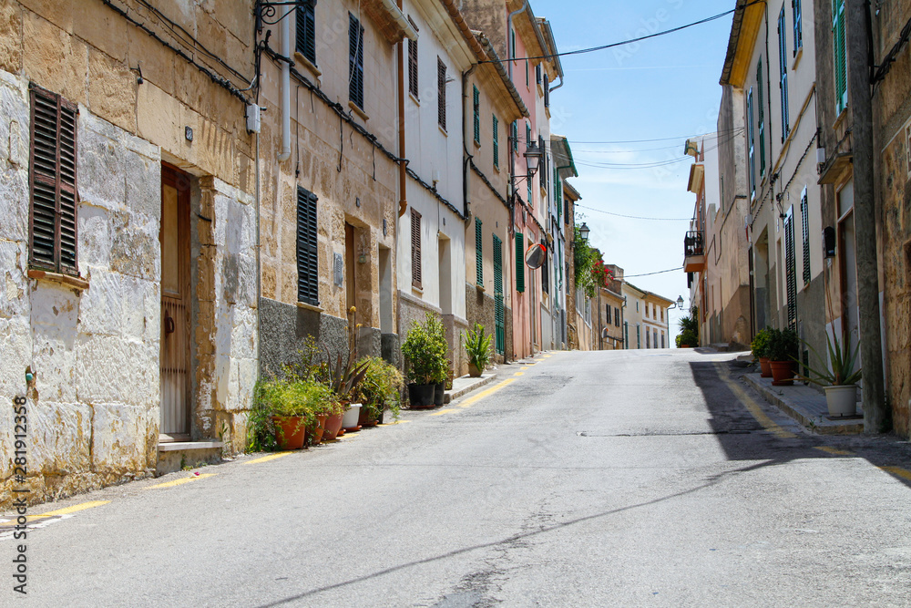 Straße in der Altstadt von Alcudia Gasse Häuser Mallorca Spanien