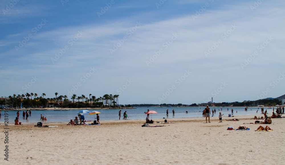 Strandlandschaft vom Stadtstrand Alcudia Mallorca Playa de Alcudia baden blauer himmel Sandstrand