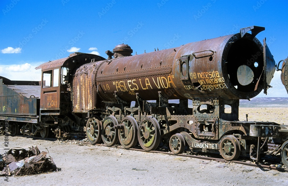Naklejka premium Eisenbahnfriedhof in Uyuni am Rande der Salar de Uyuni, dergrößten Salzpfanne der Erde. Das Salz frisst Löcher in den Stahl. Bolivien