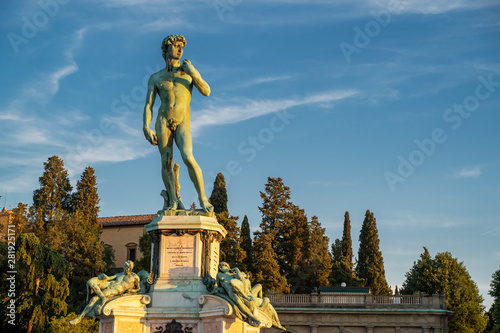 Foto Bronze statue of David at Piazzale Michelangelo in the sunset