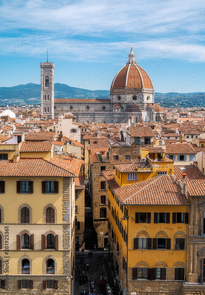 Obraz premium Florence city skyline, Italy. Aerial cityscape view to Santa Maria del Fiore cathedral (Basilica of Saint Mary of the Flower) in the day