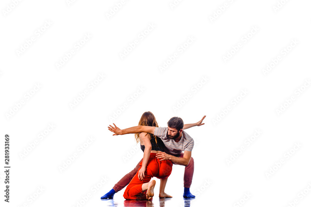 Obraz premium Tańcząca młoda para na białym tle