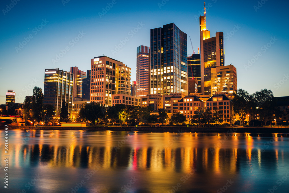 Obraz premium Modern panorama of Frankfurt at evening