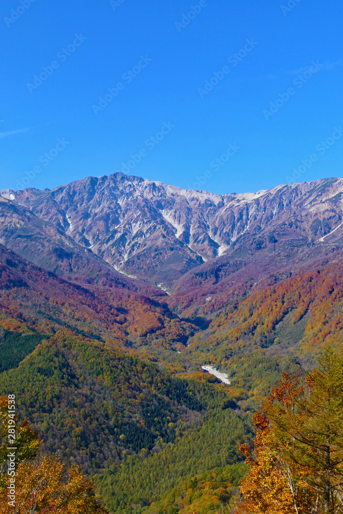中部山岳国立公園。白馬マウンテンハーバーより北アルプス、白馬岳を望む。長野　日本。１０月下旬。