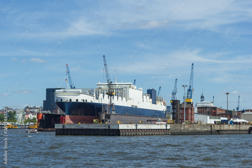 Schiff im Trockendock Werft Schiffswerft Hamburg Hafen