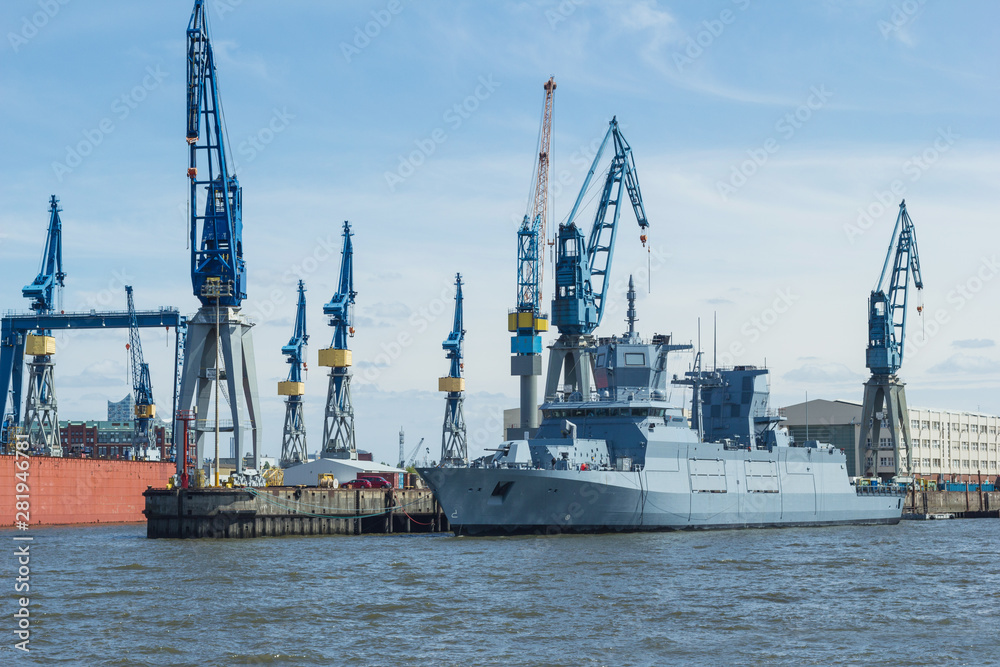 Marineschiff in der Werft Schiffbau Rüstungsexport