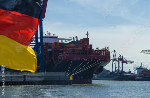 Wallpaper Mural Containerschiff am Containerterminal Deutschland Fahne Export Freihandel Wirtschaft Torontodigital.ca