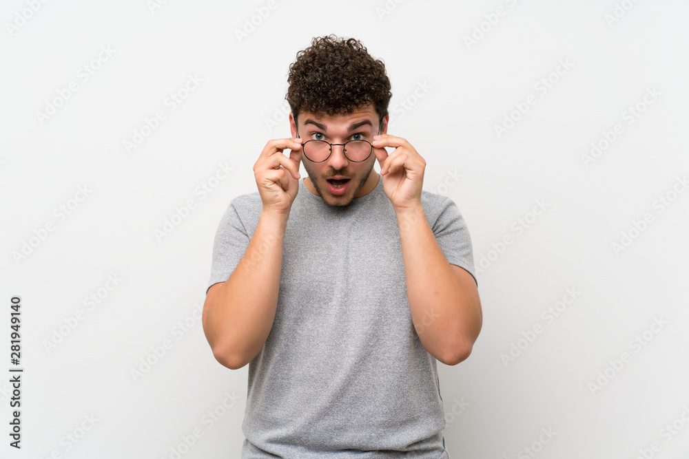 Fototapeta premium Man with curly hair over isolated wall with glasses