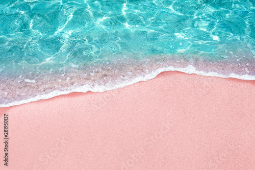 tropikalna różowa piaszczysta plaża i czysta turkusowa woda