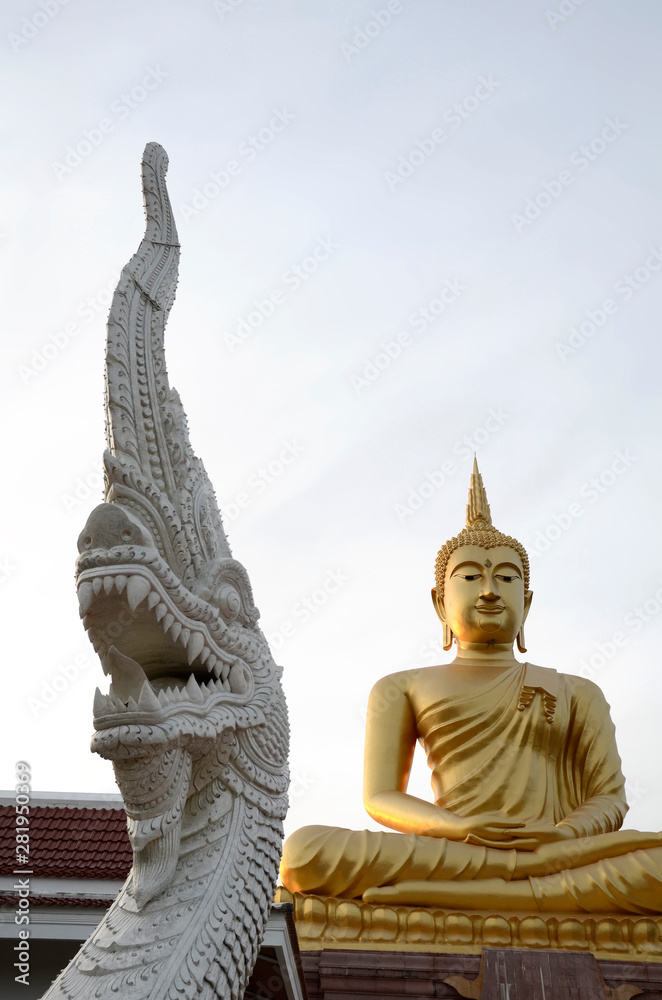 Tempel und Buddhastatuen in Thailand