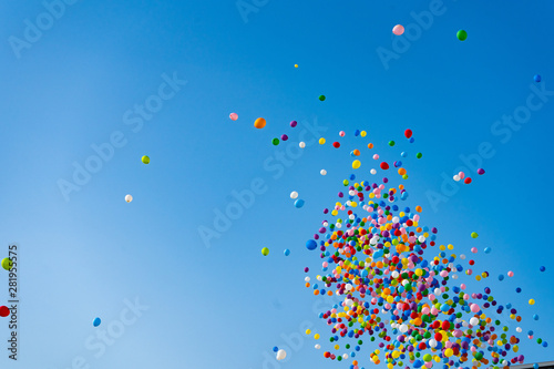 安城七夕祭り：空に飛ばされた大量の風船