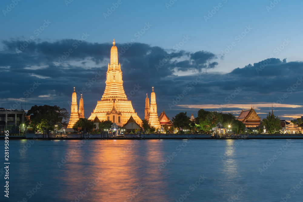 Fototapeta premium wat arun temple in bangkok thailand