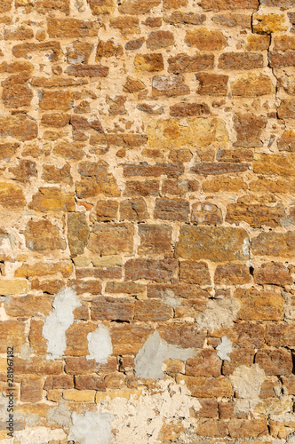 Sch  ne helle Sandsteinmauer von einem alten Bauernhof ohne Bewuchs mit vielen unterschiedlich gro  en Fugen und verschieden gro  en Steinen und teilweise mit Zement ausgebessert