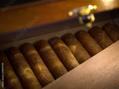 Tableau sur toile close up view of box of  cuban hand made cigars in wooden humidor
