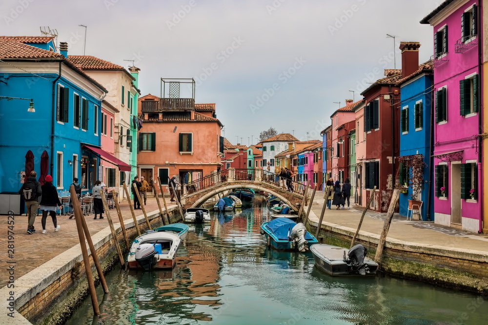malerische idylle an einem kanal in burano, italien