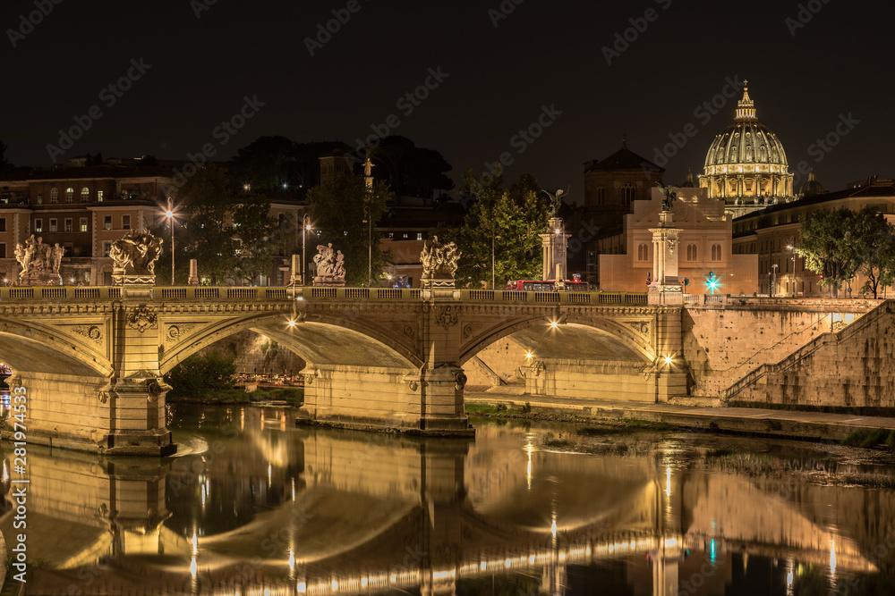 Rom Brücke mit Tiber und Petersdom,   Italien, Nachtaufnahme 