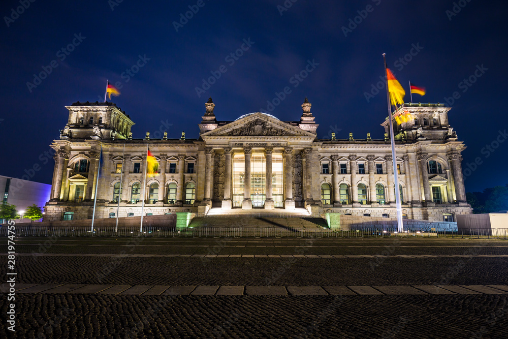 Naklejka premium German parliament (Reichstag) building in Berlin at night