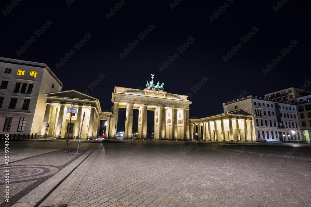 Fototapeta premium Brandenburger Tor in the evening, Berlin, Germany