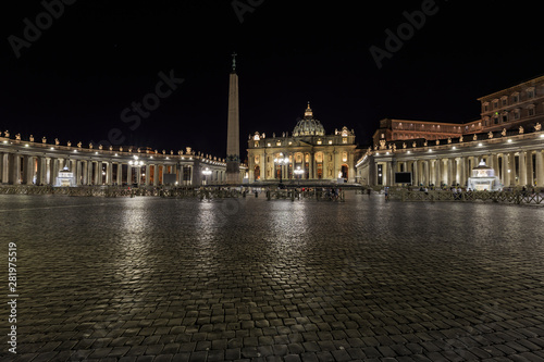 Petersplatz mit Vatikan bei Nacht Rom  Italien