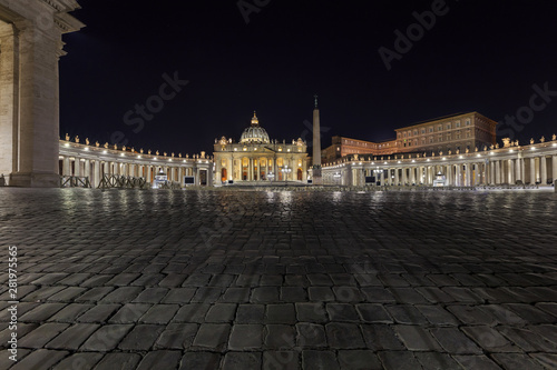 Nachtaufnahme Petersplatz mit Vatikan, Rom Italien
