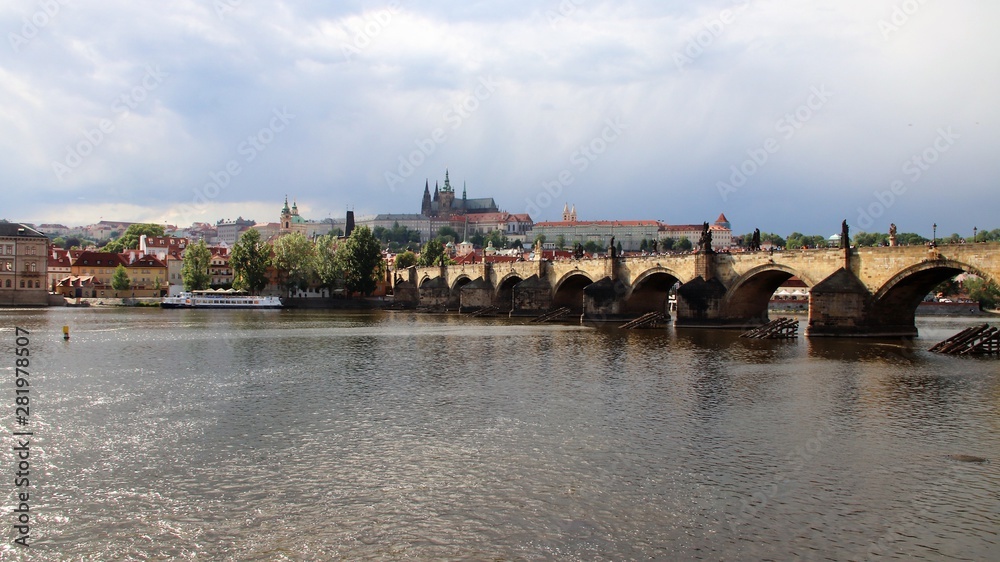 Puente Carlos en la hermosa Praga, República Checa