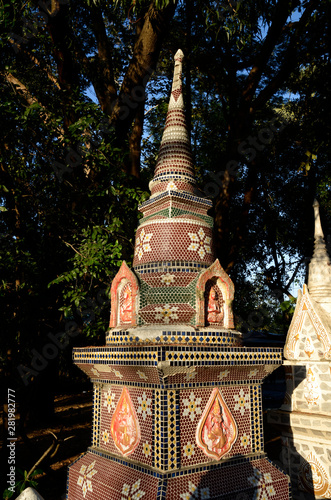 Buddhistische Geb  ude und Statuen in Thailand