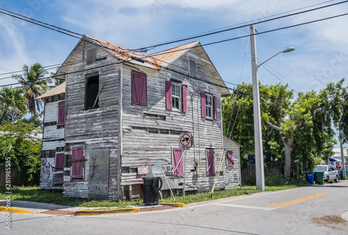 Cuadro en lienzo Miami, USA -July 5, 2019: Colorful and abandoned house