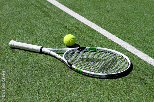 Tennisschläger und Tennisball auf Tennisplatz Court  © Tobias Langner
