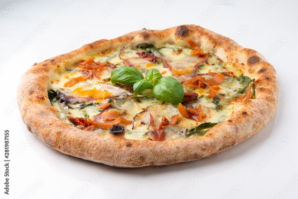 Pizza gourmet con bottarga, guanciale e asparagi